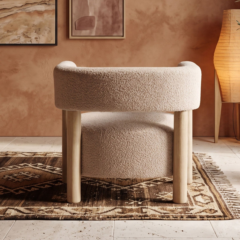 Fauteuil d'appoint moderne en tissu bouclé, avec structure en bois d'hévéa et pieds cylindriques épais, idéal pour le salon ou le bureau.