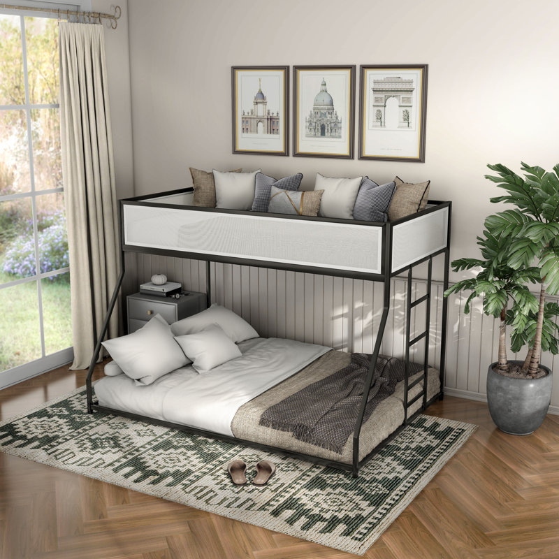 Lit superposé simple au-dessus d'un lit double avec garde-corps grillagé Aspasja