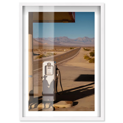 «Desert Pump Shadowbox», reproduction de photo par Notoriart, cadre blanc, 36 x 54