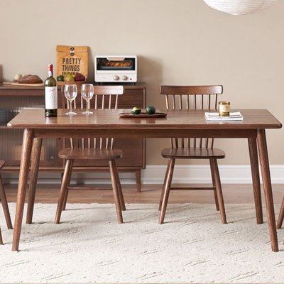La table de salle à manger est simple et épaisse