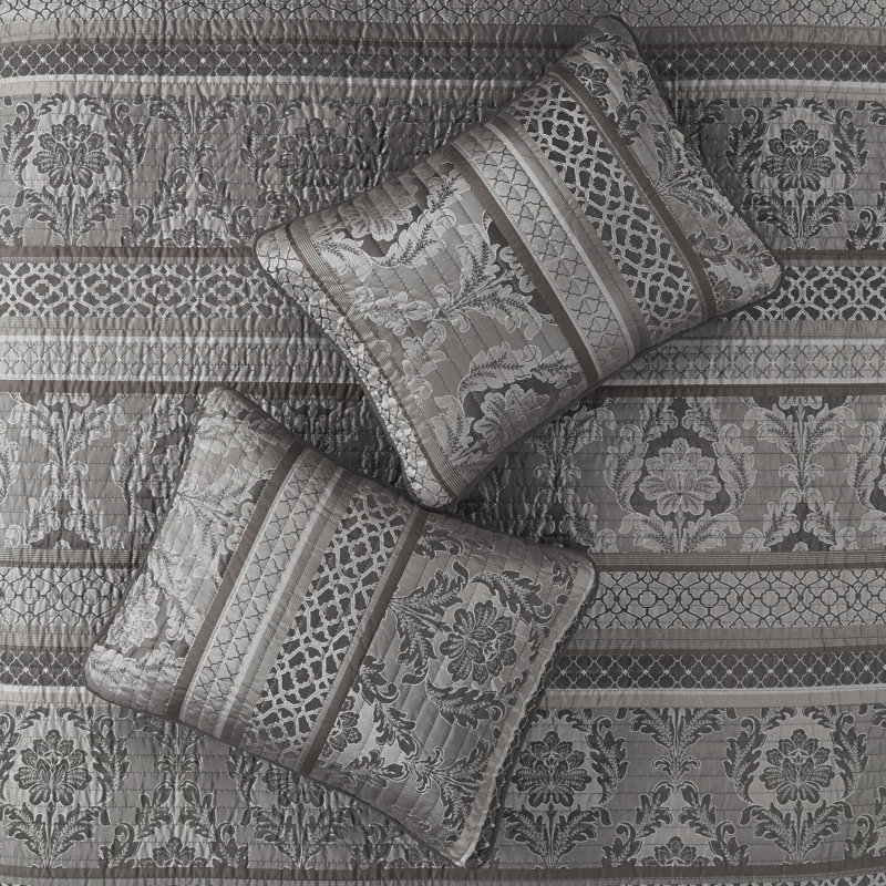 Luxurious Quilt Set With Matching Throw Pillows, Perfect For Elegant And Comfortable Bedding