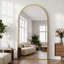 Miroir surdimensionné arqué en métal surdimensionné-570231696-543396700