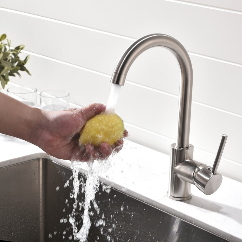 Robinet de cuisine à poignée simple avec conduites d'alimentation, Nickel brossé