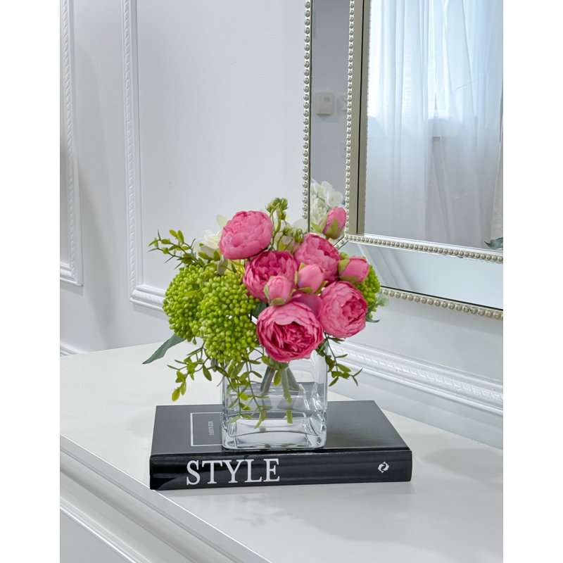 Arrangement floral fausses pivoines, hortensias et baies dans un vase, Rose