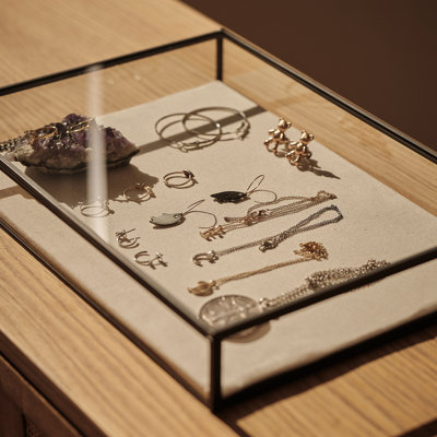 Boîte de présentation à bijoux élégante – Boîte de présentation unique en laiton noir faite à la main – Coffret ou organisateur de bijoux minimaliste en lin, idéal comme cadeau