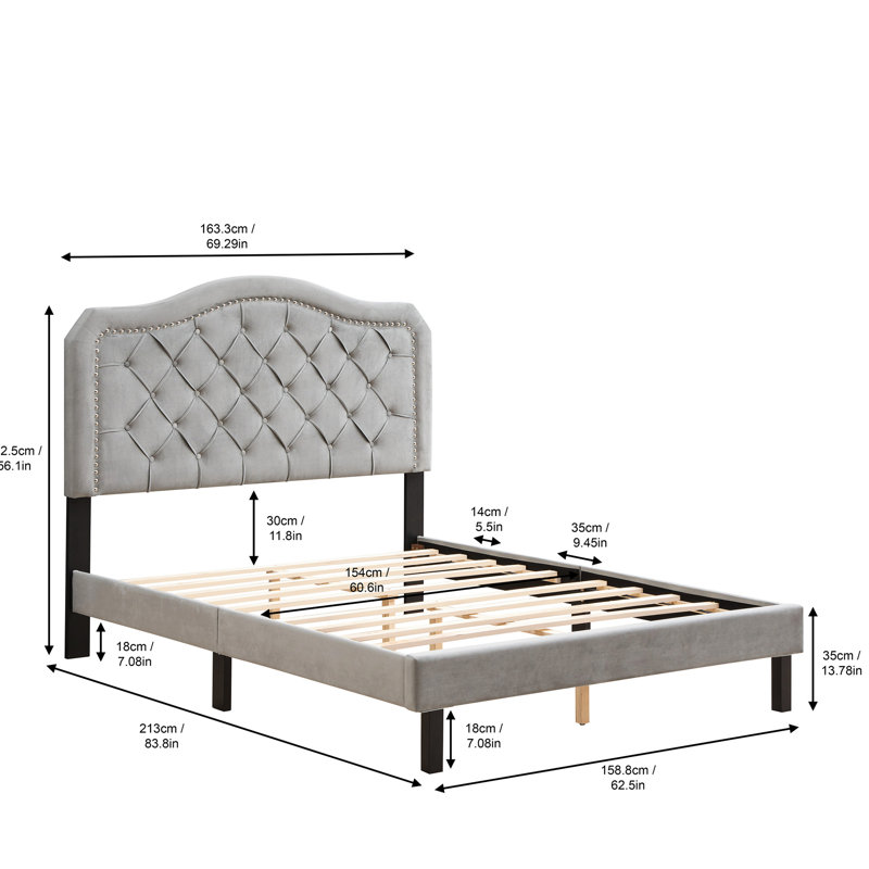 Grand lit plateforme à boutons en velours gris, structure en lattes de bois, assemblage rapide avec revêtement, base solide, embouts simples