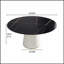 Table de salle à manger ronde moderne en pierre artificielle noire avec base en polyuréthane beige, pouvant accueillir 6 personnes pour des repas et des rassemblements élégants.-488618645-488618643