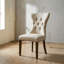 Ensemble de salle à manger rond 3 pièces en hévéa beige clair, tissu lin, avec table à pied centrale et chaises Parson capitonnées.