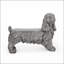 Charmant banc de statue d'épagneul cocker avec détails complexes et fabrication en pierre de fonte résistante aux intempéries