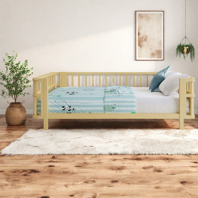 Lit plateforme robuste en bois et en fer pour enfants avec garde-corps, finition naturelle, parfait pour toute chambre à coucher