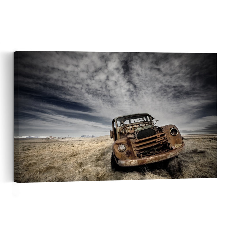 Camion rouillé, ciel spectaculaire, paysage rétro classique et dramatique, affiche murale nature, H 32 po x l 48 po