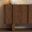 Buffet simple et spacieux-811066782-811066783