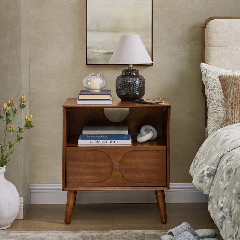 Table de chevet cannelée de style Mid-Century avec station de charge, ports USB et trou de prise