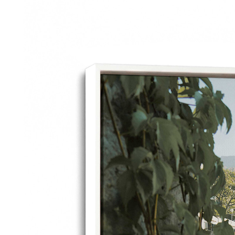 «Tranquil Terrace», reproduction sur toile, H 12,75 po x l 8,75 po x P 1,75 po, Cadre flottant blanc opaque