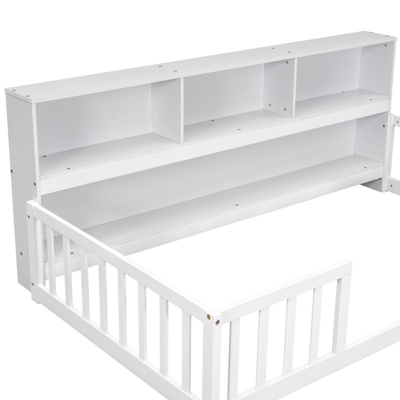 Lit simple blanc avec accès au garde-corps, tablettes et bibliothèque de chevet et entrée dans la chambre à coucher, Blanc