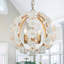 Lustre moderne à 3 lumières, blanc et or, avec globes et fleurs en céramique, conçu pour les plafonds inclinés.