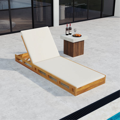 Ensemble de chaises longues en bois d'acacia avec coussins de salon résistants à l'eau (crème et 4 pouces d'épaisseur) - version gris foncé assortie disponible