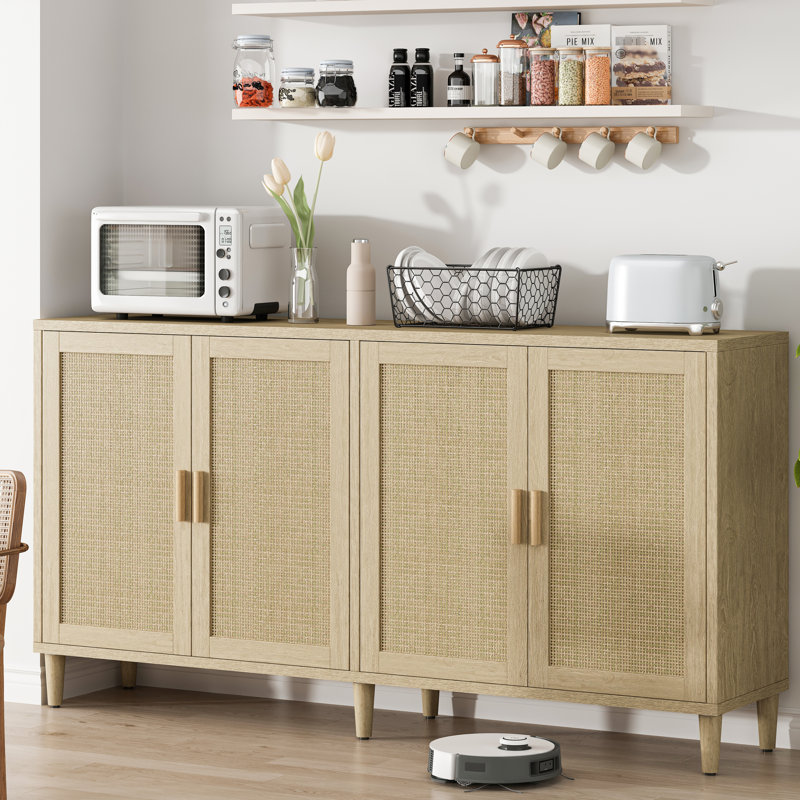 Buffet de 178 cm avec tablettes ajustables, pieds en bois massif pour une utilisation durable, idéal pour décorer une entrée. Quatre portes naturelles, étagères pour objets de différentes tailles, ajoutent du charme à votre intérieur.
