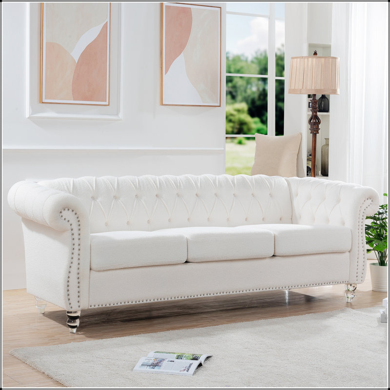 Élégant canapé Chesterfield à accoudoirs roulés de 84 pouces avec dossier capitonné et structure durable, parfait pour les intérieurs modernes et classiques.
