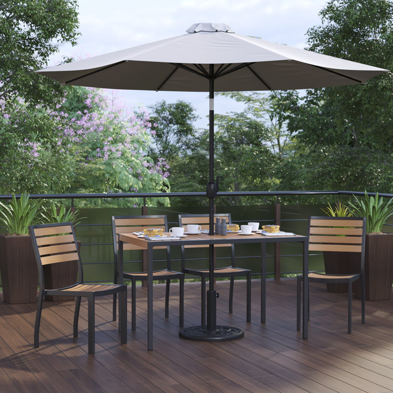 Table carrée en acier avec 4 chaises empilables en teck Agit, Parasol gris, Oui