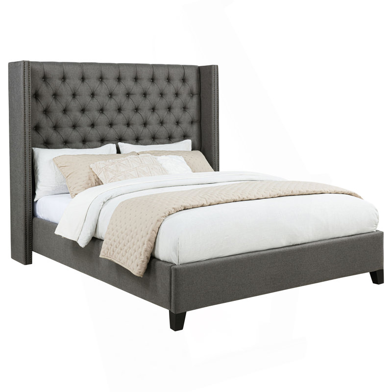 Grand lit à panneau gris avec tête de lit capitonnée Lendra et revêtement en tissu élégant, parfait pour les chambres à coucher sophistiquées.