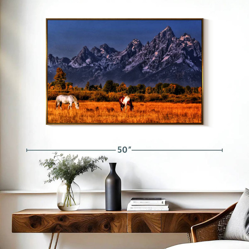 Chevaux paissant à Grand Teton, Cadre flottant doré, 40 po x 27 po