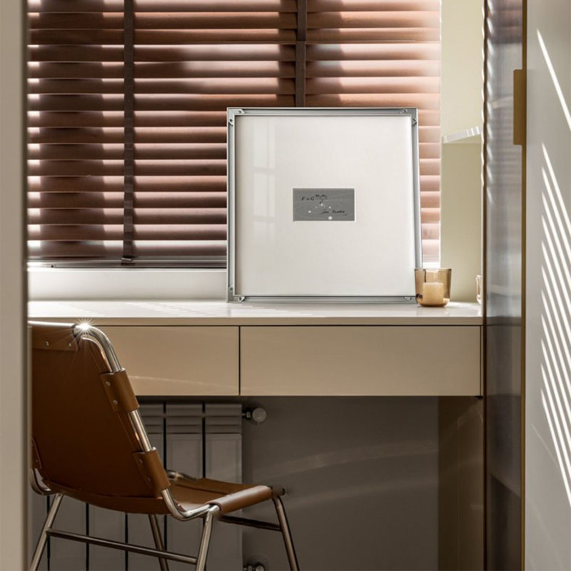 Une simple photo décorative suspendue grise, H 27,56 po x l 27,56 po