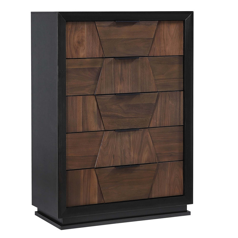 Commode à 5 tiroirs de style traditionnel fabriquée en bois, combinant beaucoup de rangement et une esthétique moderne pour toute pièce