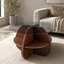 Table basse horizontale créative avec plateau en verre trempé gris et base de rangement en forme d'éventail de couleur noyer. Une table basse multifonctionnelle pour les petits salons.