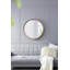 Le magnifique miroir rond en bois de pin, fixé au mur pour la décoration de la salle de bain et du salon, ajoute élégance et fonctionnalité.