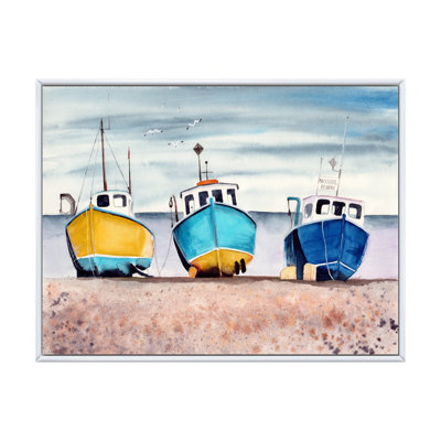 Trois bateaux de pêche colorés sur une plage de sable - reproduction sur toile
