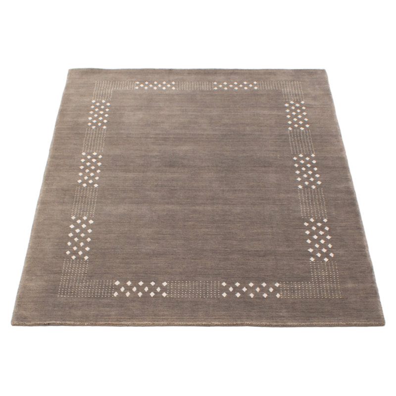 Les tapis Gabbeh sont fabriqués à la main avec des poils très hauts et des motifs très simples et stylisés.