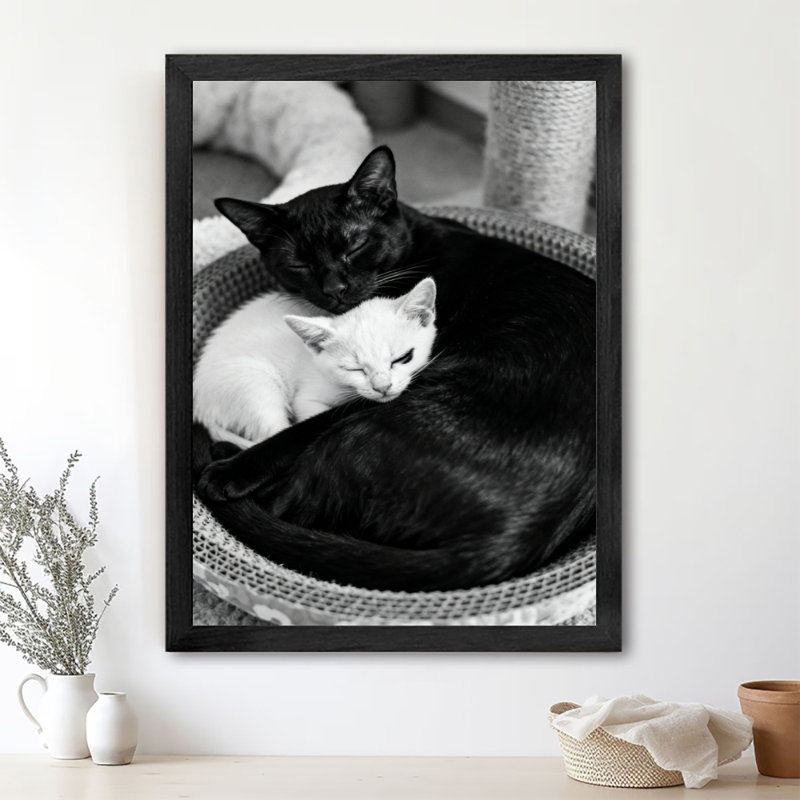 Reproduction d'art encadré noir avec chats rétro blottis ensemble dans une ambiance chaleureuse, H 37 po x l 25 po