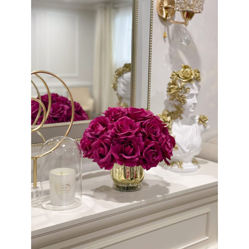 Fuchsia véritable touche de grand arrangement de roses