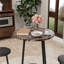 Ensemble de table de bar et de tabourets ronds pour petites cuisines, plateau en faux marbre brun avec base en métal noir mat, coin repas de pub 3 pièces