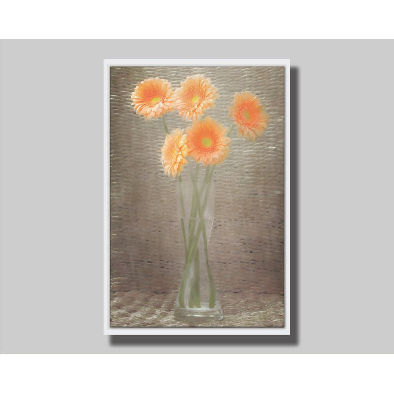 Gerberas dans un vase par Hal Halli. Estampe numérique, H 45,5 po x l 35,5 po, Impression encadrée sans passe-partout, Blanc