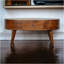 Table basse ronde châtaignier, pieds nordiques, 2 tiroirs, brun