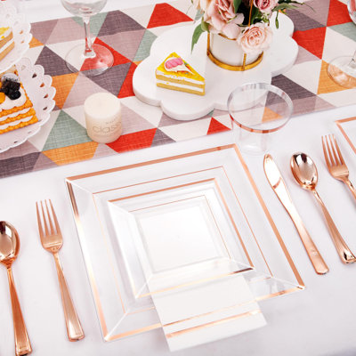 Ensemble de 350 assiettes en plastique - 50 pièces de vaisselle jetables carrées comprenant 100 assiettes en plastique, 50 tasses, 150 couverts en plastique, 50 serviettes de table pour la fête, Halloween et le mariage et la fête des Pères