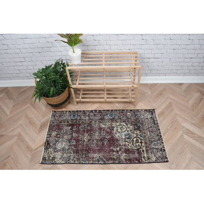 Exquis tapis turc mauve au design rétro parfait pour rehausser les petits espaces et offrant une touche unique à la décoration intérieure, idéal comme cadeau