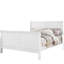 Grand lit blanc avec un style intemporel et une construction traditionnelle pour une chambre confortable