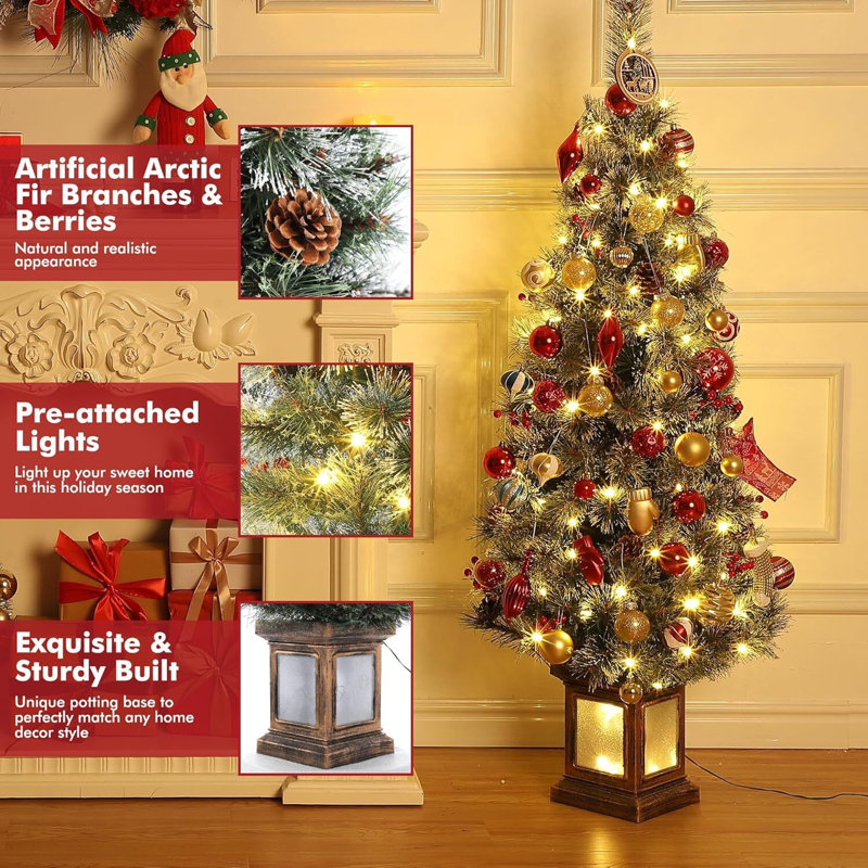 Arbre de Noël en pot avec baies rouges et pommes de pin, décoration de Noël