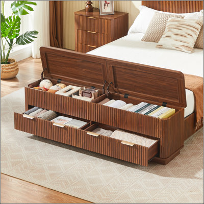 Structure de lit cannelée pour grand lit avec rangement, plateforme en bois et acier, banc de pied de lit et tiroirs de levage hydraulique, aucun sommier requis