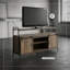 Meuble télé rustique en chêne rustique et noir avec porte de grange coulissante, cadre en métal durable pour une esthétique industrielle moderne et un rangement fonctionnel.