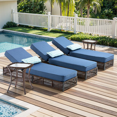 Chaise longue de patio en rotin 3 pièces avec 2 tables d'appoint, méridienne en osier d'extérieur avec dossier réglable, coussin et coussin amovibles, chaise longue inclinable pour balcon au bord de la piscine