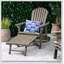 Chaise Adirondack pliable en bois d'acacia avec des lattes traditionnelles, un design rustique et de larges accoudoirs pour un confort extérieur