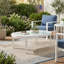 Table basse moderne d'extérieur ovale avec plateau en verre trempé, structure en aluminium blanc, table de patio résistante aux intempéries pour la cour, la terrasse et le bord de la piscine