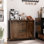 Buffet de ferme 39,25 "avec portes de grange en verre cannelé, tiroirs et tablettes réglables, crédence de rangement pour la cuisine