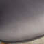 Élégant fauteuil en velours gris avec dossier à boutons et pieds en bois-154219438