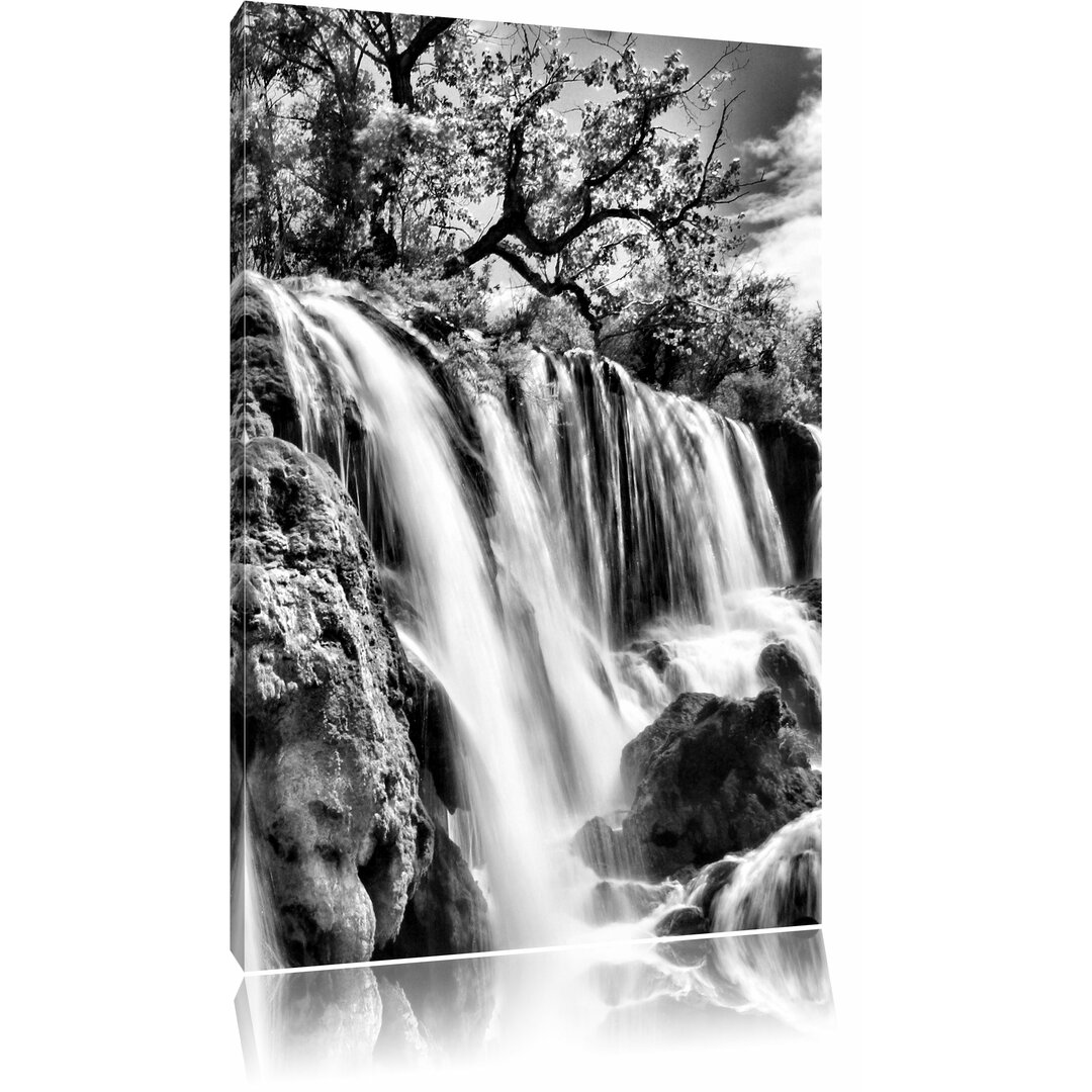 Leinwandbild Prachtvoller Wasserfall im Dschungel in Monochrom