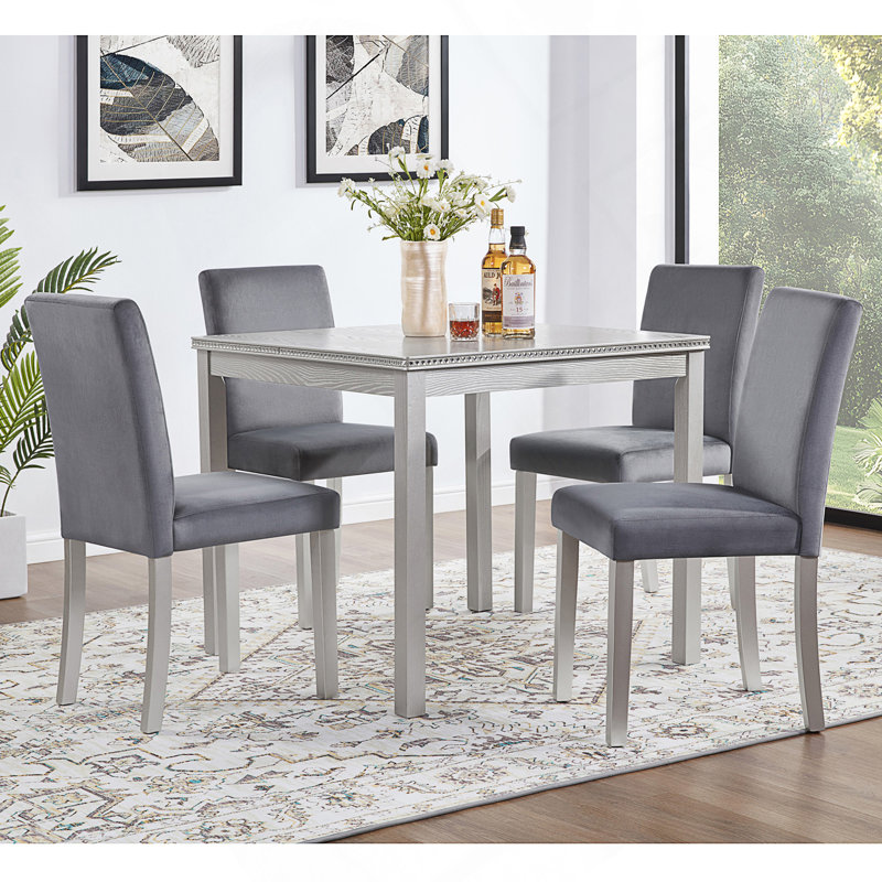 Ensemble de salle à manger 5 pièces en bois avec table carrée, chaises rembourrées et décorations en cristal pour les espaces de salle à manger modernes.